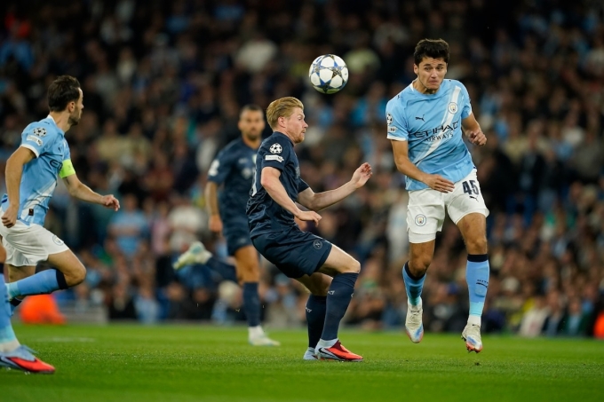 De Bruyne (giữa) tranh chấp với Khusanov (số 45), trong hiệp một trận Napoli gặp Man City, trên sân Etihad, Manchester, Anh hôm 18/9. Ảnh: Reuters