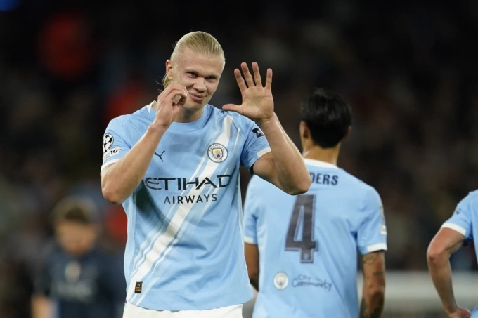 Erling Haaland giơ dấu 50, ám chỉ chạm mốc 50 bàn tại Champions League. Ảnh: AP