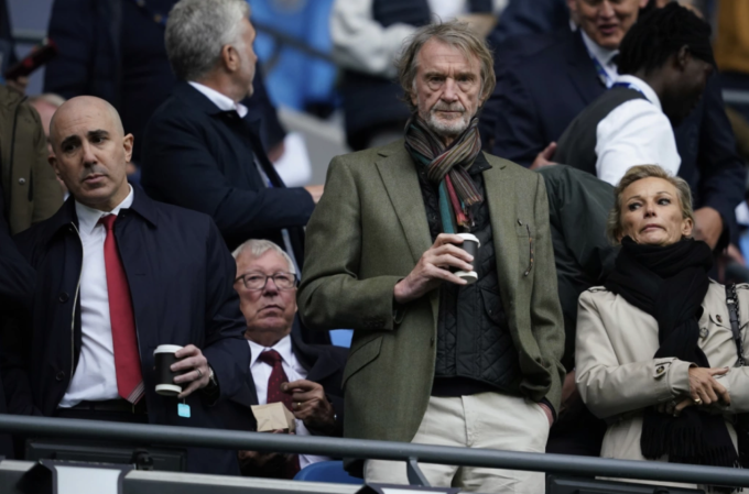 Đồng sở hữu Jim Ratcliffe đứng trước cựu HLV Alex Ferguson, khi theo dõi trận Man Utd thua Man City 0-3 ở vòng bốn Ngoại hạng Anh trên sân Etihad, thành phố Manchester, Vương quốc Anh ngày 14/9/2025. Ảnh: AP