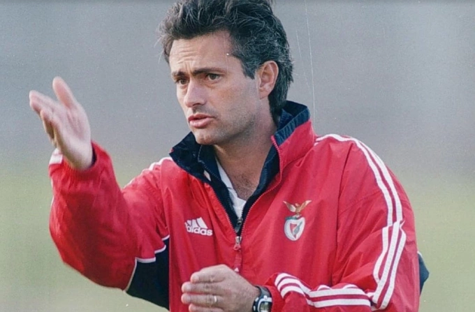 Mourinho từng có ba tháng dẫn dắt Benfica năm 2000.