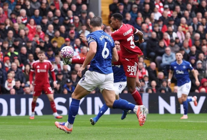 Liverpool giữ mạch toàn thắng ở Ngoại hạng Anh