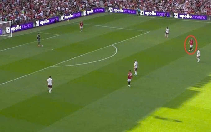 Trung vệ De Ligt xuất hiện ở khu vực thuộc về tiền vệ trung tâm trong trận thua Arsenal 0-1 ở vòng 1 Ngoại hạng Anh ngày 17/8. Ảnh chụp màn hình