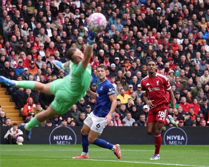 Gravenberch (áo đỏ) trong pha làm bàn mở tỷ số trận Liverpool thắng Everton 2-1 trên sân Anfield ở vòng 5 Ngoại hạng Anh ngày 20/9/2025. Ảnh: Reuters