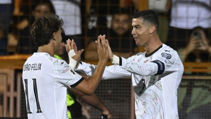 Ronaldo (phải) mừng bàn với Felix trong trận Armenia 0-5 Bồ Đào Nha ở vòng loại World Cup hôm 6/9. Ảnh: AP
