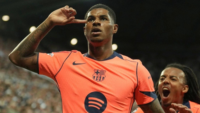 Marcus Rashford (trái) mừng bàn trong trận Newcastle 1-2 Barca ở vòng bảng Champions League tối 18/9. Ảnh: AFP