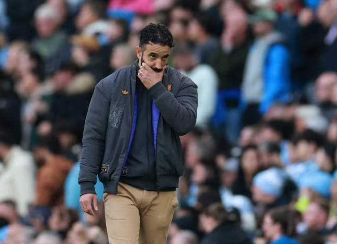 HLV Ruben Amorim thất vọng trong trận Man Utd thua Man City 0-3 trên sân Etihad, thành phố Manchester, Vương quốc Anh, vòng 4 Ngoại hạng Anh ngày 14/9/2025. Ảnh: Reuters