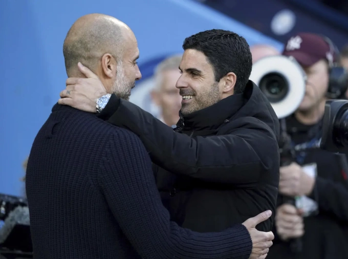 HLV Mikel Arteta (trái) và Pep Guardiola trước trận Arsenal gặp Man City trên sân Etihad ở Manchester, Anh ngày 26/4/2023. Ảnh: AP
