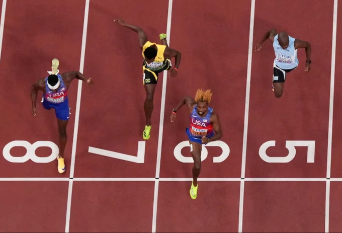 Noah Lyles cán đích đầu tiên ở chung kết 200m nam tại giải điền kinh VĐTG Tokyo 2025 ngày 19/9. Ảnh: Reuters