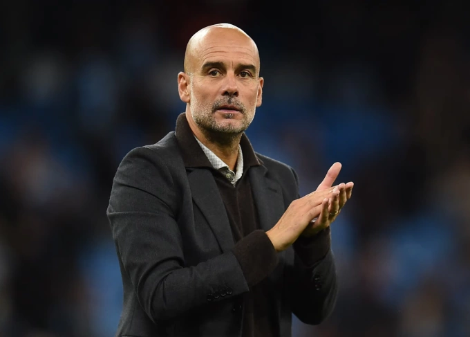 HLV Pep Guardiola tri ân người hâm mộ sau trận Man City thắng Napoli 2-0 ở lượt đầu Champions League trên sân Etihad, Manchester, Anh ngày 18/9/2025. Ảnh: Reuters
