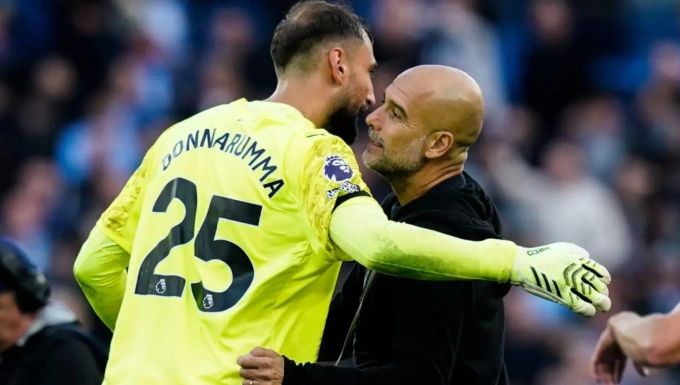 HLV Pep Guardiola (phải) ôm Gianluigi Donnarumma sau trận Man City thắng Man Utd 3-0 ở vòng bốn Ngoại hạng Anh. Ảnh: Football365