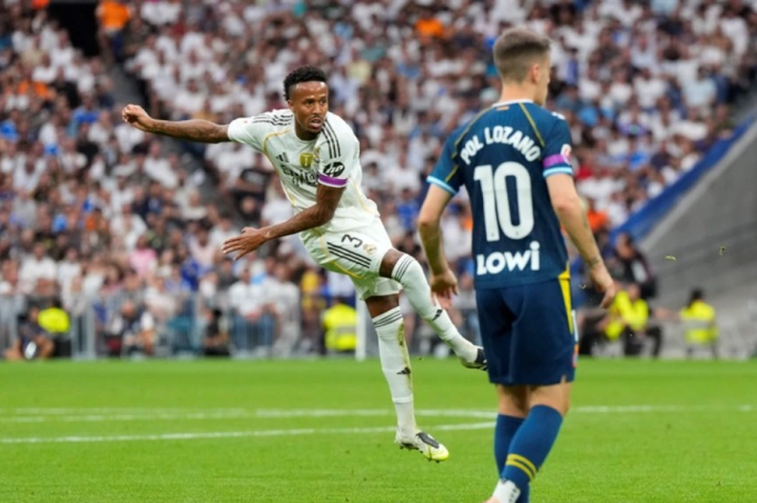 Eder Militao (áo trắng) dứt điểm ghi bàn từ cự ly 31 mét. Ảnh: AP