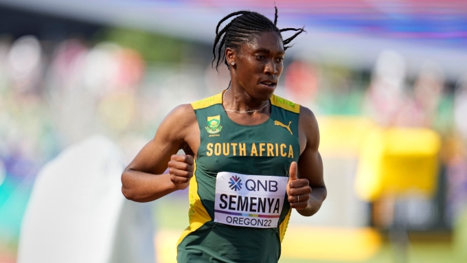 Caster Semenya là một trong những nữ VĐV tranh cãi nhất, từng giành hai HC vàng Olympic ở cự ly 800m.