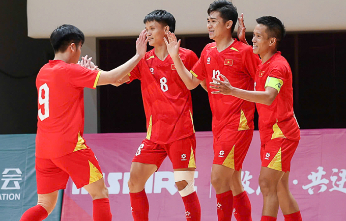Cầu thủ Việt Nam mừng chiến thắng 9-1 trước Hong Kong ở trận ra quân bảng E vòng loại futsal châu Á 2026 tại nhà thi đấu Linping Sport Center Gymnasium, Hàng Châu, Trung Quốc, chiều 20/9. Ảnh: VFF