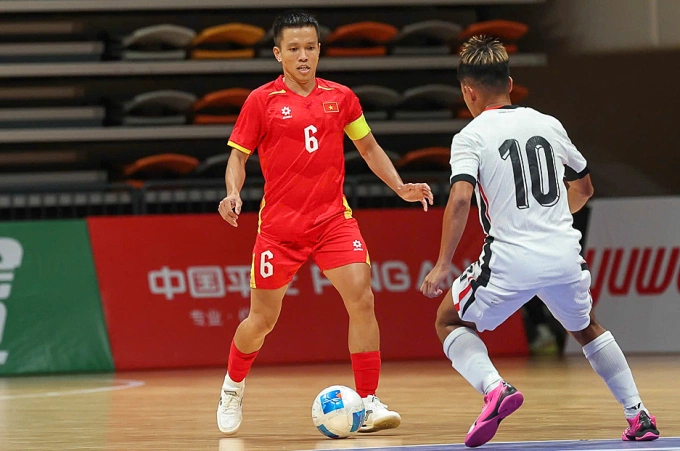 Đội trưởng Phạm Đức Hòa đi bóng trong chiến thắng 9-1 trước Hong Kong ở trận ra quân bảng E vòng loại futsal châu Á 2026 tại nhà thi đấu Linping Sport Center Gymnasium, Hàng Châu, Trung Quốc, chiều 20/9. Ảnh: VFF