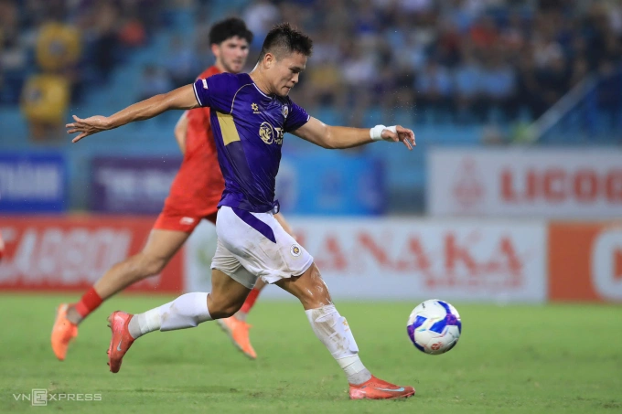 Tiền đạo Hà Nội FC Phạm Tuấn Hải (áo tím) ghi bàn ở phút 36 trong trận hòa Thể Công 1-1 ở vòng 4 V-League 2025-2026, trên sân Hàng Đẫy, Hà Nội, ngày 20/9/2025. Ảnh: Hoàng Huynh