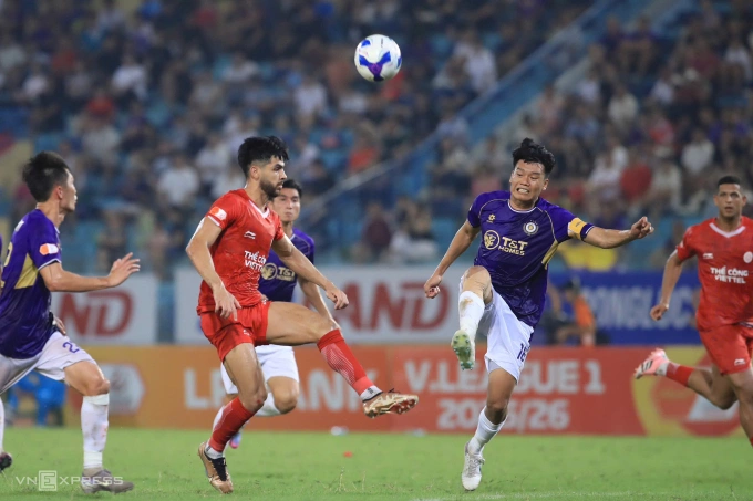 Hà Nội FC (áo tím) hòa Thể Công 1-1 ở vòng 4 V-League 2025-2026, trên sân Hàng Đẫy, Hà Nội, ngày 20/9/2025. Ảnh: Hoàng Huynh
