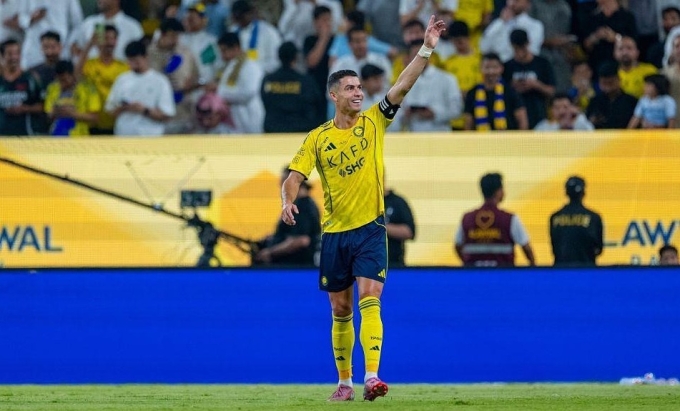 Ronaldo mừng bàn nâng tỷ số lên 5-1, trên sân King Saud University, Riyadh, Arab Saudi hôm 20/9. Ảnh: Reuters