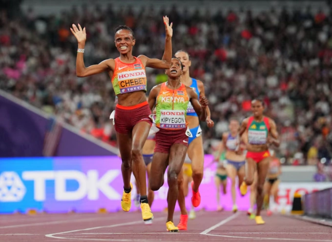 Beatrice Chebet cán đích đầu tiên chung kết 5.000m nữ tại sân vận động quốc gia Nhật Bản ở Tokyo ngày 20/9/2025. Ảnh: Reuters