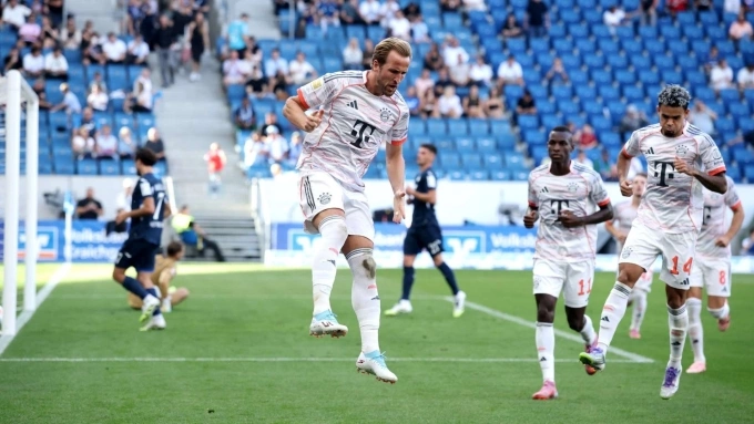 Kane (trái) mừng bàn thắng cùng đồng đội, trong trận Bayern thắng chủ nhà Hoffenheim 4-1, trên sân PreZero Arena, Sinsheim, Đức. Ảnh: Reuters
