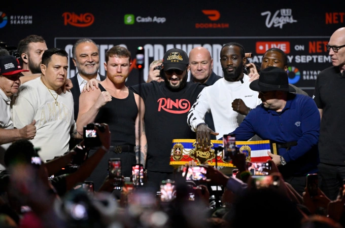 Eddy Reynoso, Canelo Alvarez, Turki al-Sheikh, Dana White và Terence Crawford (từ trái sang phải) trong buổi họp báo trước trận Canelo gặp Crawford tại Las Vegas, Mỹ ngày 13/9/2025. Ảnh: Netflix