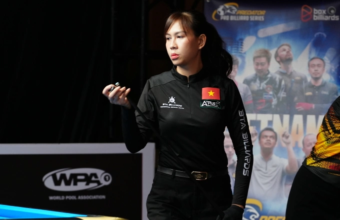 Cơ thủ Nguyễn Bích Trâm trong trận thắng đồng hương Bùi Xuân Vàng 2-0 tại Poison Cues Saigon Women’s 9-Ball Open Box Billiards, chiều 20/9. Ảnh: Đức Bảo