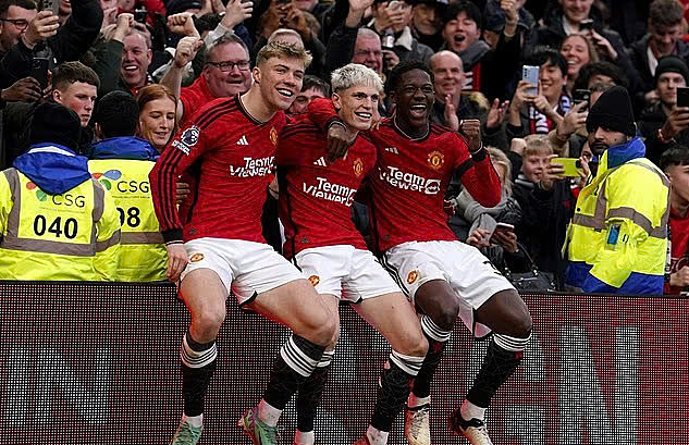 Garnacho (giữa) cùng Hojlund (trái) và Mainoo mừng bàn thắng của Man Utd vào lưới West Ham trên sân Old Trafford, thành phố Manchester, Vương quốc Anh ngày 4/2/2024. Ảnh: PA