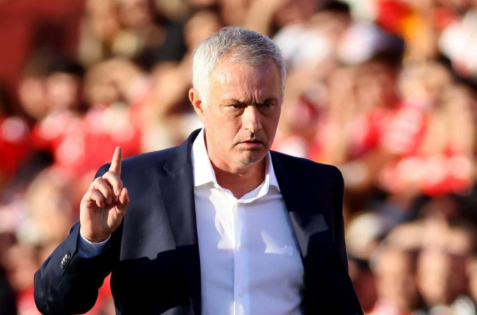 HLV Jose Mourinho phản ứng trong trận Benfica thắng AVS 3-0 ở vòng năm giải VĐQG Bồ Đào Nha ngày 20/9. Ảnh: Reuters