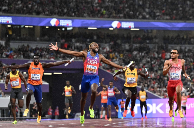Noah Lyles cầm gậy cán đích đầu tiên, giúp Mỹ giành HC vàng tiếp sức 4x100m nam tại giải điền kinh VĐTG Tokyo 2025 ngày 21/9. Ảnh: AFP