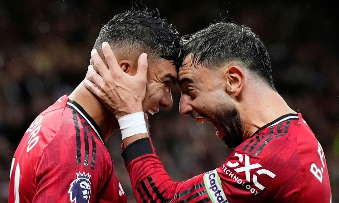 Casemiro (trái) mừng bàn nâng tỷ số lên 2-0 cho Man Utd. Ảnh: PA