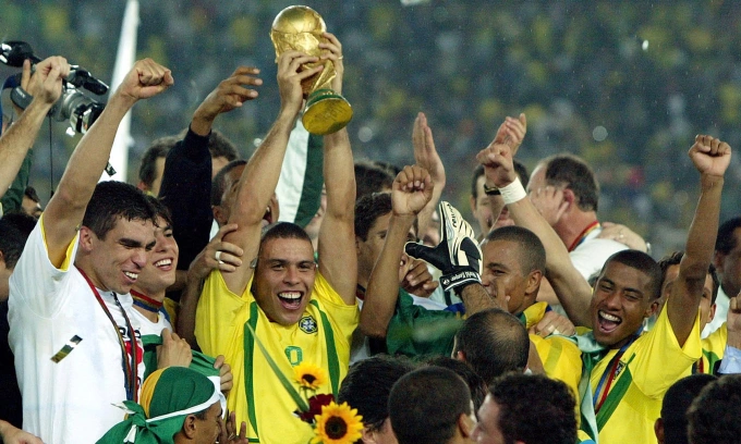 Ronaldo Nazario nâng cao cup vàng World Cup 2002 trên sân Yokohama, Nhật Bản ngày 30/6/2002. Ảnh: Reuters