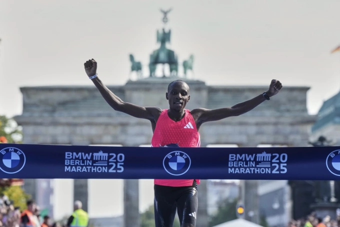 Sabastian Sawe về đích đầu tiên tại Berlin Marathon 2025 ngày 21/9. Ảnh: AP