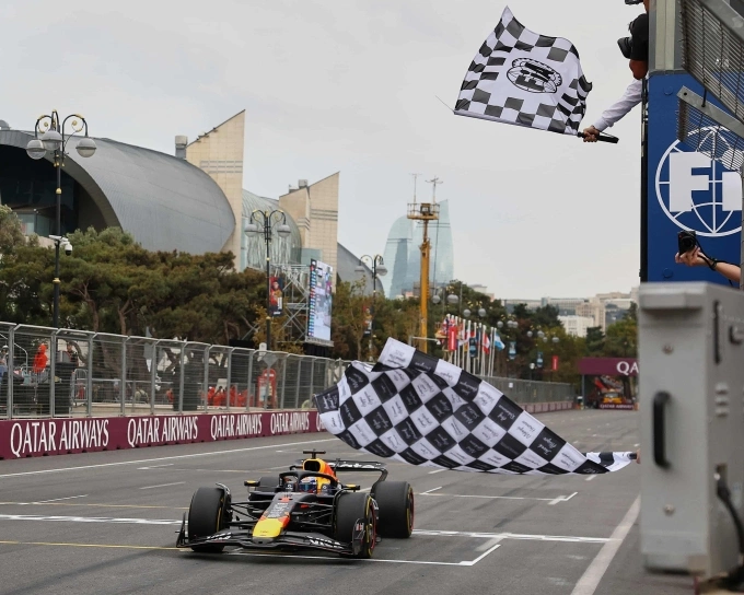 Verstappen về nhất trên đường đua Baku, Azerbaijan ngày 21/9. Ảnh: AP