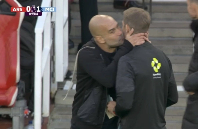 Guardiola (trái) hôn trọng tài Pawson trong trận Arsenal 1-1 Man City ở vòng năm Ngoại hạng Anh tối 21/9. Ảnh: Sky Sports