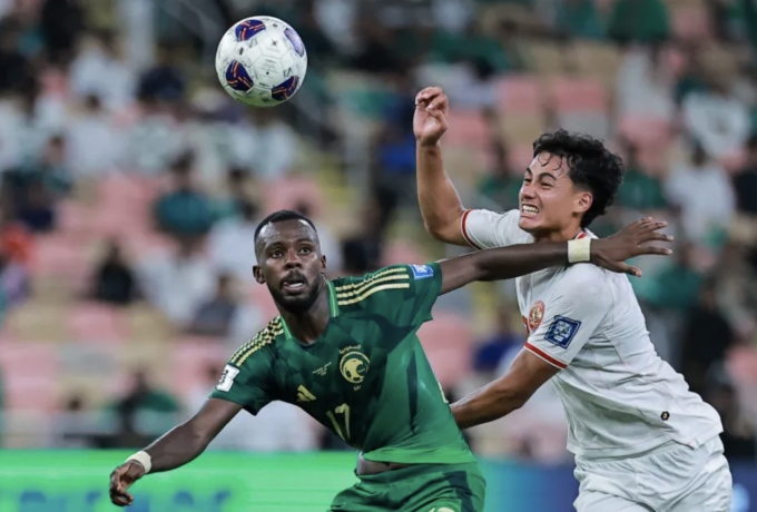 Indonesia (áo trắng) hòa Arab Saudi (áo xanh) 1-1 ở lượt ra quân bảng C vòng loại ba World Cup 2026 - khu vực châu Á, trên sân King Abdullah, Arab Saudi ngày 5/9/2024. Ảnh: Reuters