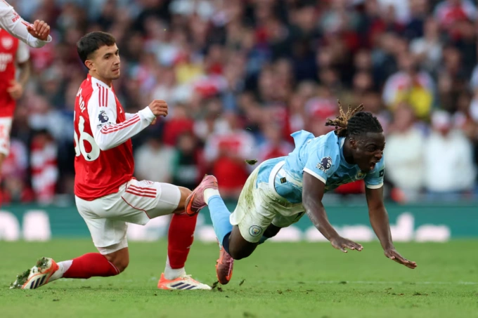 Martin Zubimendi (trái) tranh chấp với Jeremy Doku trong trận Arsenal hòa Man City 1-1 ở vòng năm Ngoại hạng Anh trên sân Emirates, London, Anh ngày 21/9/2025. Ảnh: Reuters
