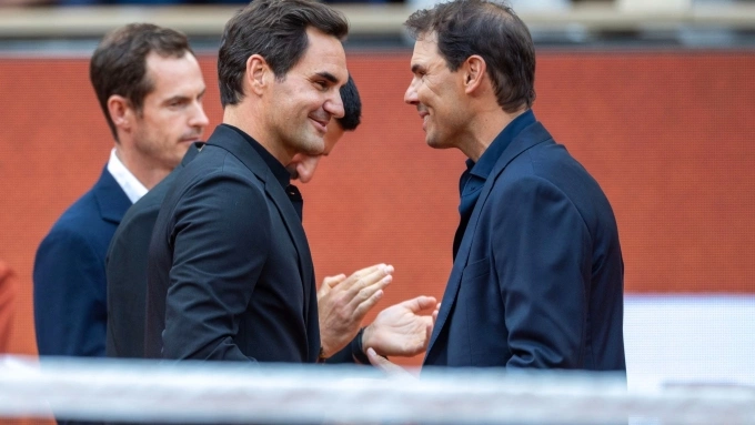 Federer (trái) trong lễ tri ân Nadal ở Roland Garros 2025, trên sân Philippe Chatrier, Paris, Pháp hồi tháng 5/2025. Ảnh: Reuters