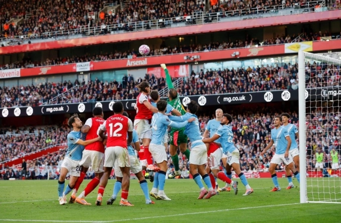Gianluigi Donnarumma đấm bóng từ quả phạt góc, trong trận Man City hòa Arsenal 1-1 ở vòng 5 Ngoại hạng Anh trên sân Emirates, London, Anh ngày 21/9/2025. Ảnh: The Guardian