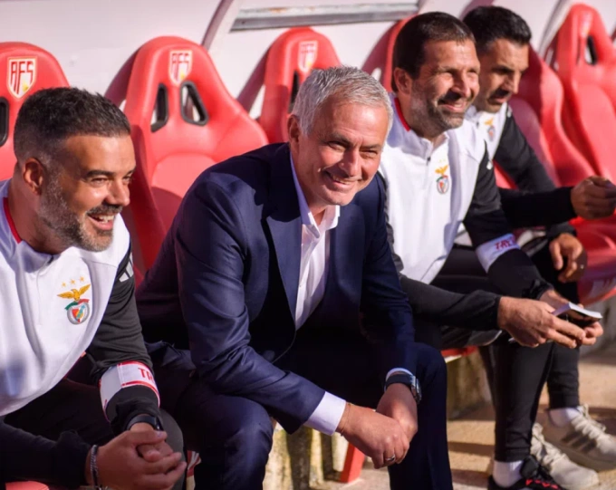 HLV Jose Mourinho tươi cười trên băng ghế huấn luyện, trước trận Benfica thắng AVS 3-0 ở vòng năm giải VĐQG Bồ Đào Nha ngày 20/9. Ảnh: Imago