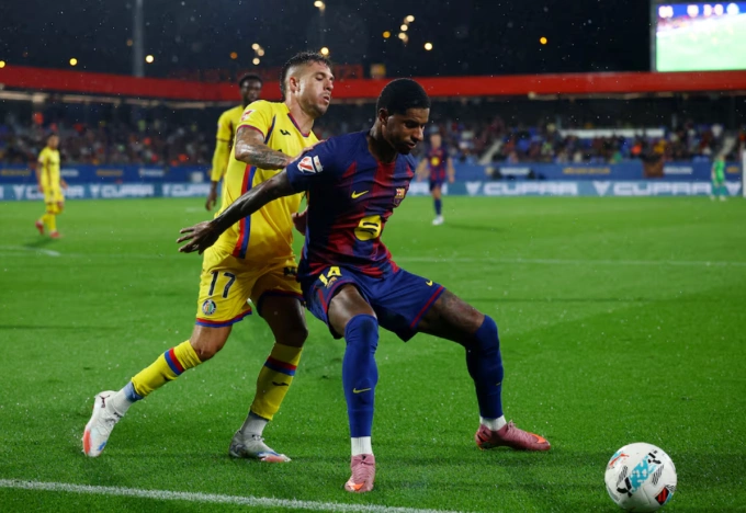 Marcus Rashford che chắn bóng sau khi vào sân ở hiệp hai. Ảnh: Reuters