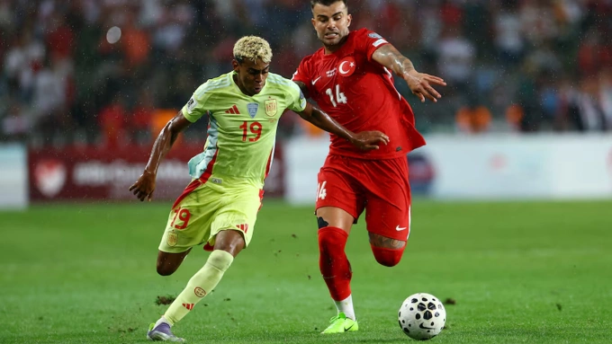 Yamal (trái) thi đấu trong trận Thổ Nhĩ Kỳ 0-6 Tây Ban Nha ở vòng loại World Cup hôm 7/9, trước khi dính chấn thương và nghỉ đến nay. Ảnh: Reuters