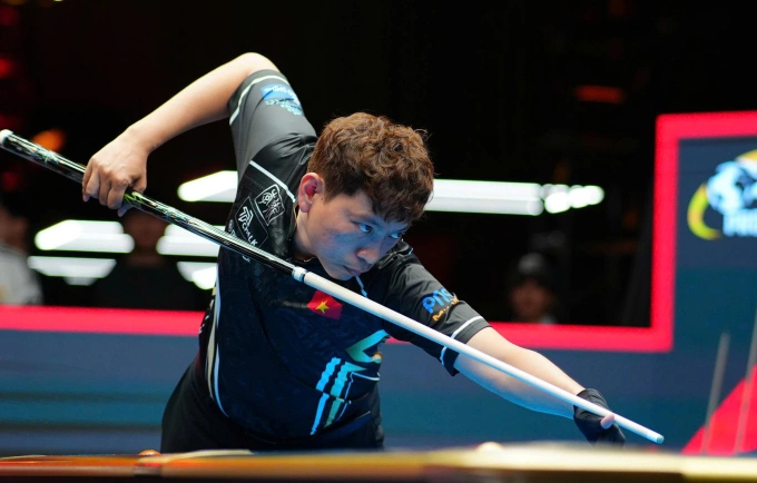 Dương Quốc Hoàng trong trận đấu gặp Thorsten Hohmann 2-1 ở Predator WPA Men’s 10-Ball World Championship 2025, tối 21/9. Ảnh: Đức Bảo