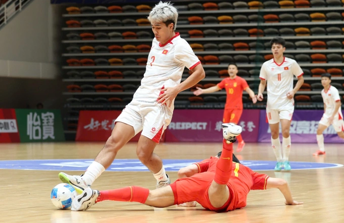 Cầu thủ Trung Quốc gục ngã khi tranh bóng cùng cầu thủ Việt Nam ở lượt thứ hai bảng E vòng loại futsal châu Á 2026, chiều 22/9 tại Hàng Châu, Trung Quốc. Ảnh: VFF