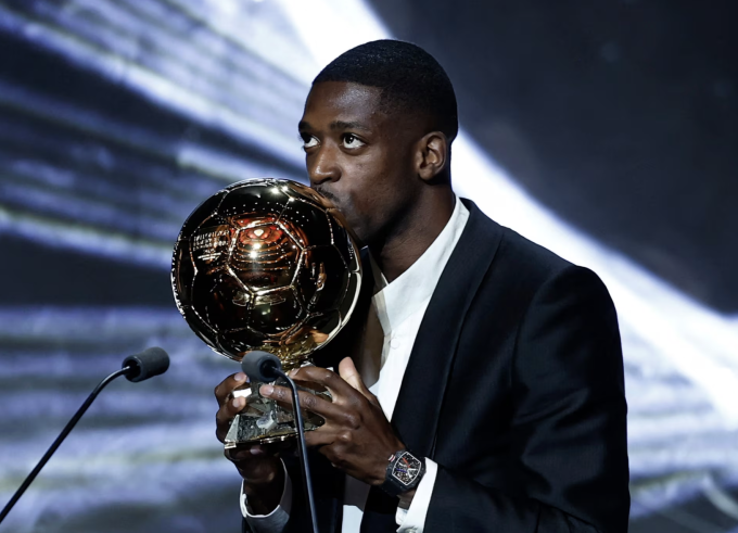 Ousmane Dembele hôn lên Quả Bóng Vàng ở trong lễ trao giải ở nhà hát Chatelet, thành phố Paris, Pháp tối 22/9/2025. Ảnh: Reuters