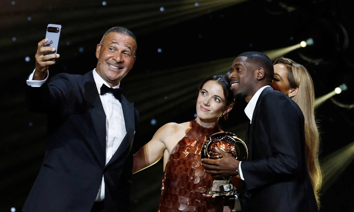 Cựu tiền vệ Ruud Gullit chụp ảnh selfie cùng Quả Bóng Vàng nam Ousmane Dembele và nữ Aitana Bonmati, trong gala ở nhà hát Chatelet, thành phố Paris, Pháp tối 22/9/2025. Ảnh: Reuters