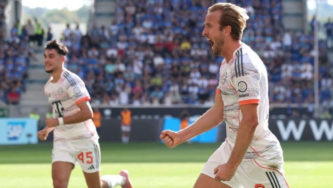 Kane (phải) mừng bàn trong trận Hoffenheim 1-4 Bayern ở vòng bốn Bundesliga hôm 20/9. Ảnh: PA
