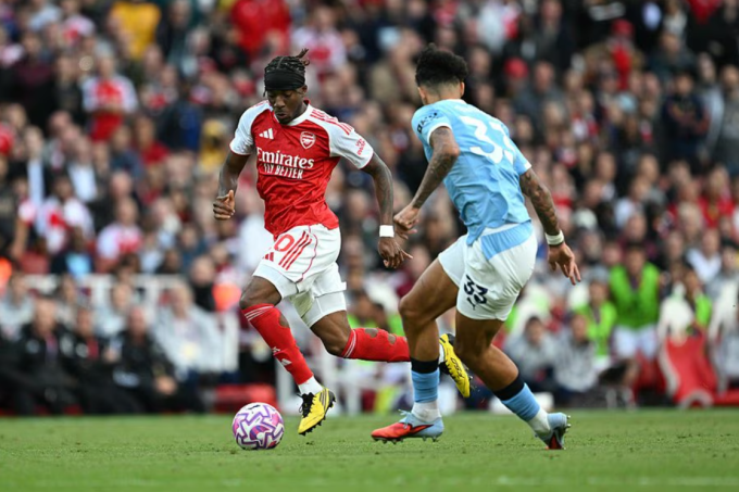Noni Madueke (áo đỏ) đi bóng trong trận Arsenal hòa Man City 1-1 ở vòng năm Ngoại hạng Anh trên sân Emirates, London, Anh ngày 21/9/2025. Ảnh: Arsenal FC
