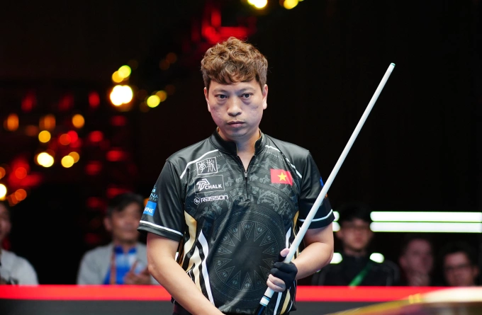 Cơ thủ Dương Quốc Hoàng trong trận thắng ngược Naoyuki Oi 2-1 giải vô địch thế giới 10 bi nam 2025, tối 24/9. Ảnh: Đức Bảo