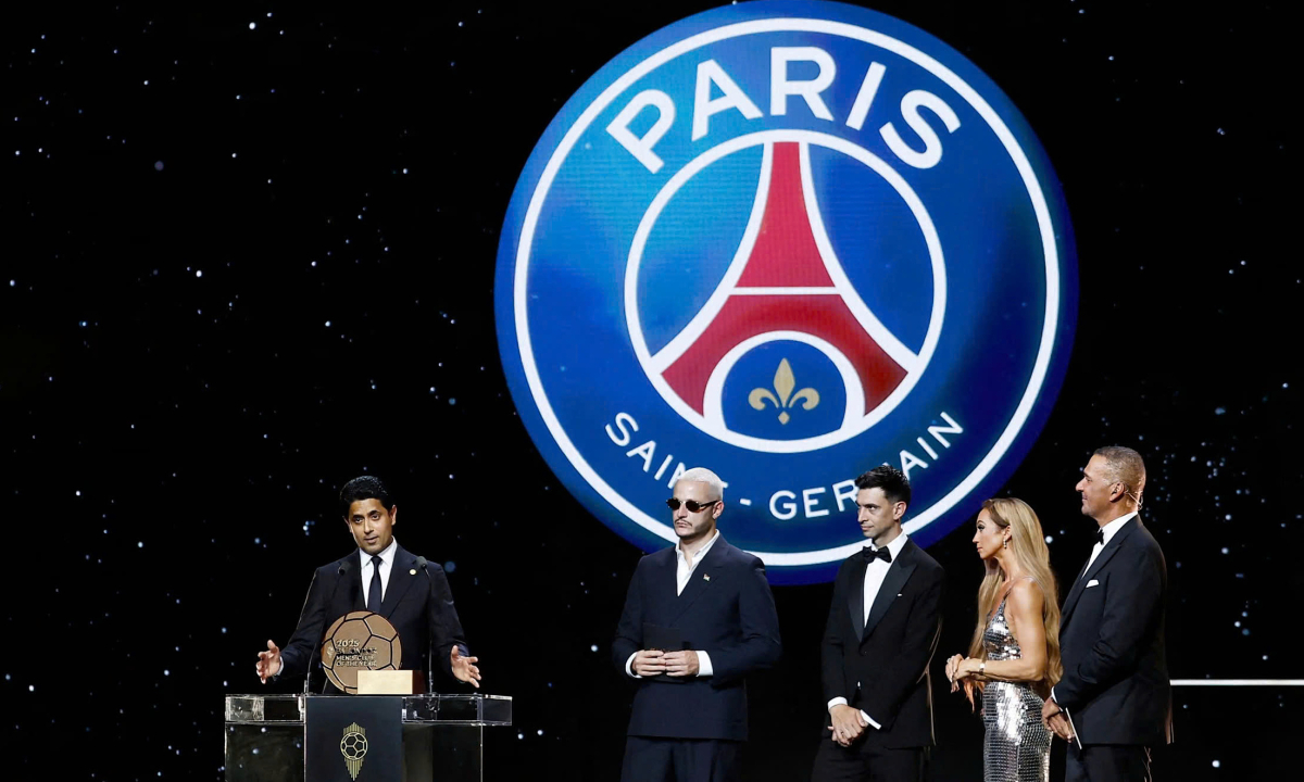 Chủ tịch PSG Nasser Al Khelaifi nhận giải Đội bóng hay nhất năm. Ảnh: Reuters