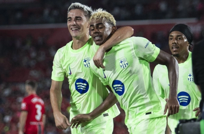 Gavi (trái) mừng bàn với Yamal trong trận ra quân La Liga, Barca thắng Mallorca 3-0 hôm 16/8. Ảnh: AFP