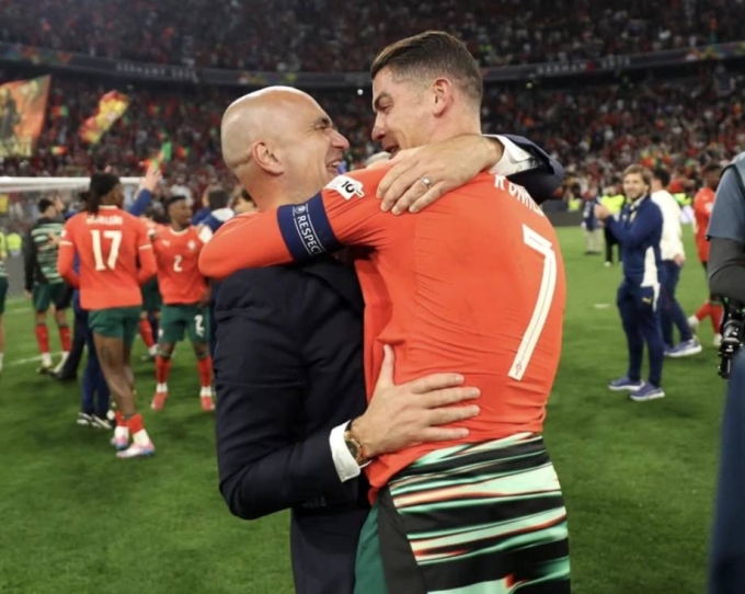 HLV Martinez và Ronaldo mừng chức vô địch Nations League hồi tháng 6 tại Đức. Ảnh: OS